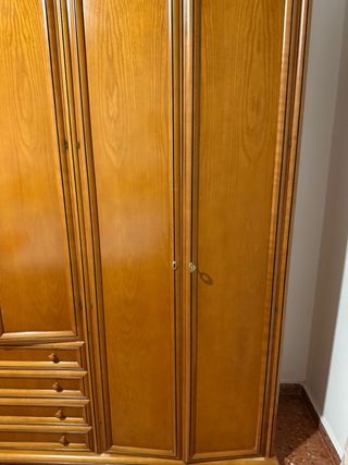Armario ropero de madera