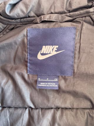 Chaqueta Nike acolchada con mangas grises