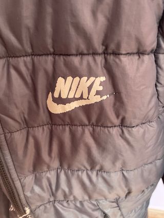 Chaqueta Nike acolchada con mangas grises
