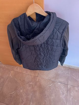 Chaqueta Nike acolchada con mangas grises