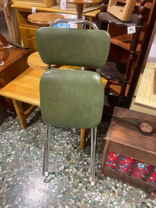 Silla plegable verde y plateada