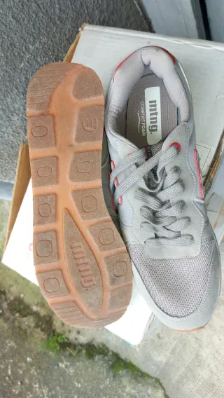 Zapatillas Mustang grises y rojas