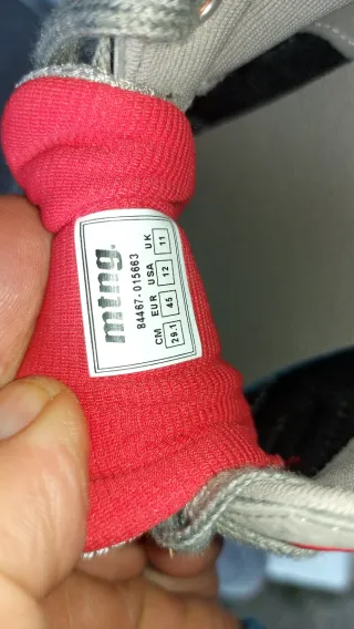 Zapatillas Mustang grises y rojas