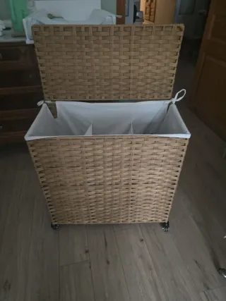 Cesta de ropa sucia de mimbre con ruedas