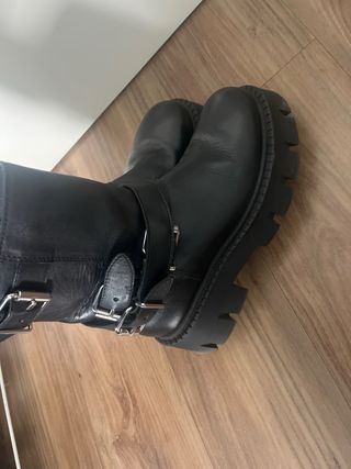 Botas negras con plataforma y hebillas