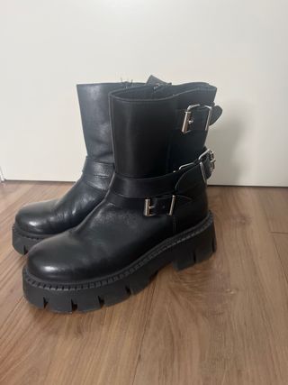 Botas negras con plataforma y hebillas