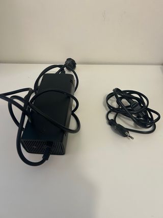 Xbox 360 con 2 mandos y 5 juegos