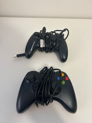 Xbox 360 con 2 mandos y 5 juegos