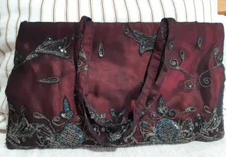 Bolso de seda con bordados y lentejuelas