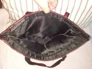 Bolso de seda con bordados y lentejuelas