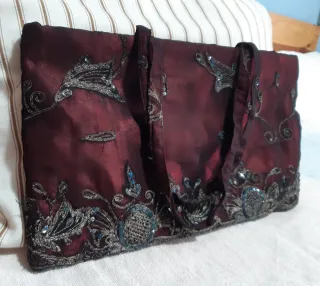 Bolso de seda con bordados y lentejuelas