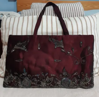Bolso de seda con bordados y lentejuelas