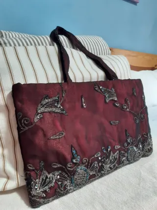 Bolso de seda con bordados y lentejuelas