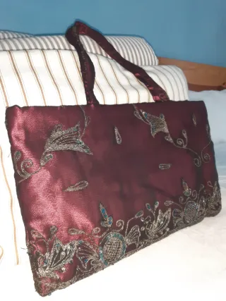 Bolso de seda con bordados y lentejuelas