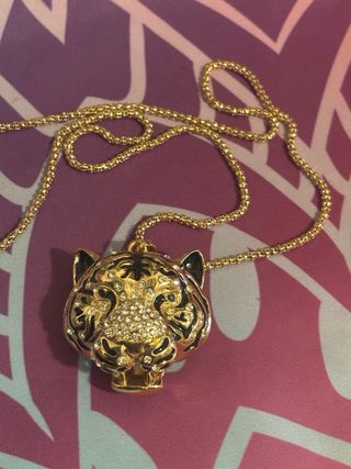 Collar con colgante de tigre