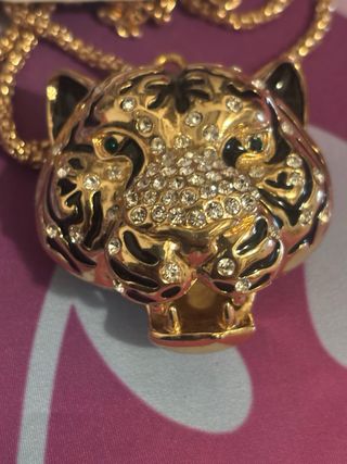 Collar con colgante de tigre