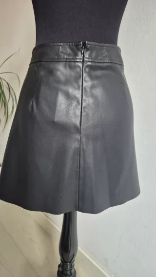 Falda nueva negra con botones dorados