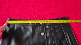 Falda nueva negra con botones dorados