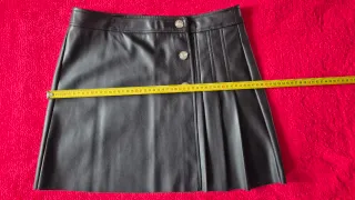 Falda nueva negra con botones dorados