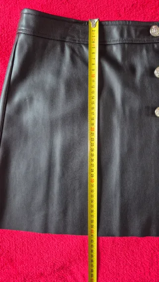 Falda nueva negra con botones dorados