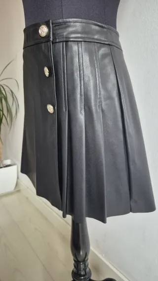 Falda nueva negra con botones dorados