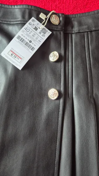 Falda nueva negra con botones dorados