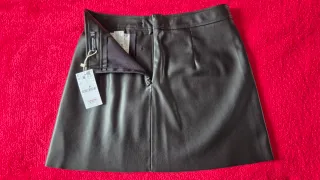 Falda nueva negra con botones dorados