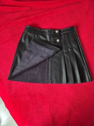 Falda nueva negra con botones dorados