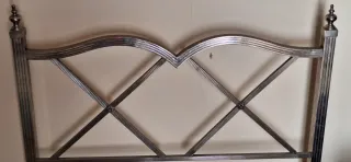 Cama antigua de metal