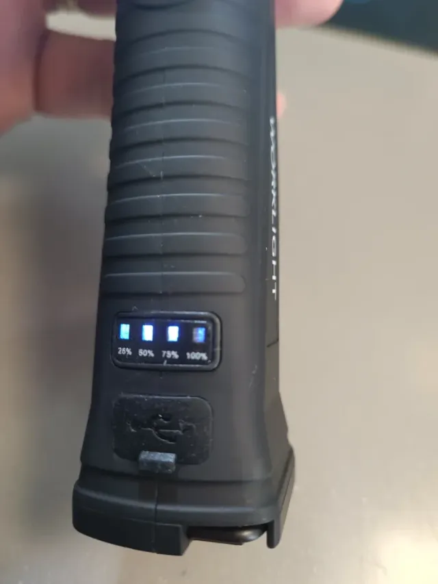 Lampada LED da officina nuova, stretta e robusta