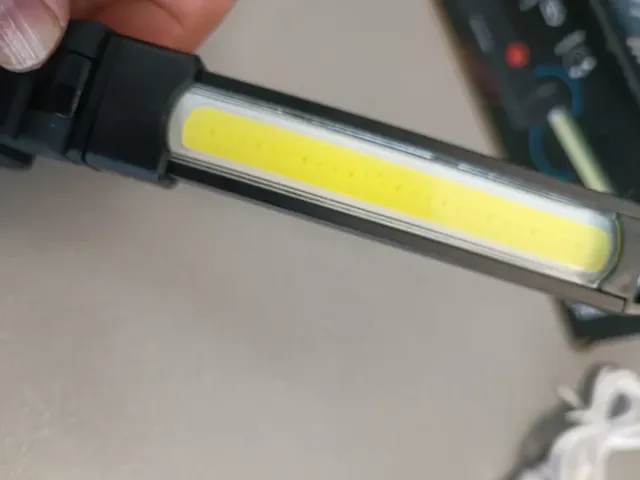 Lampada LED da officina nuova, stretta e robusta