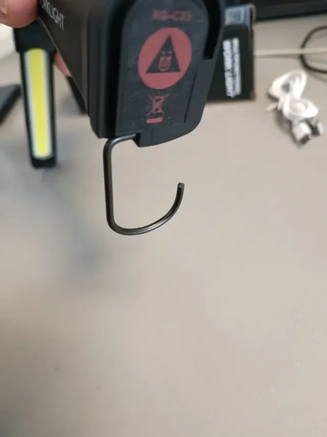 Lampada LED da officina nuova, stretta e robusta