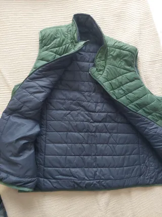 Chaleco acolchado verde y azul