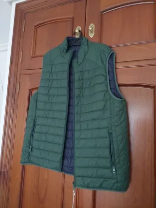 Chaleco acolchado verde y azul