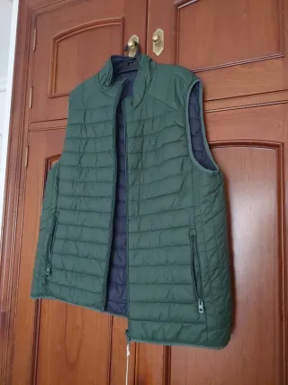 Chaleco acolchado verde y azul