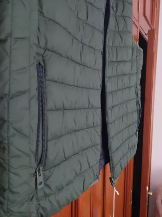 Chaleco acolchado verde y azul