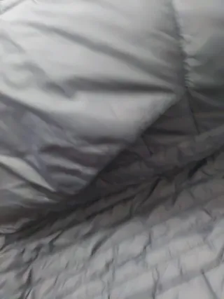 Chaleco acolchado verde y azul