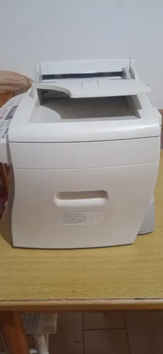 Stampante multifunzione bianca