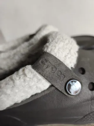 Zuecos Crocs Marrones Forrados Sólo envío