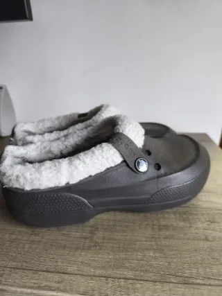 Zuecos Crocs Marrones Forrados Sólo envío