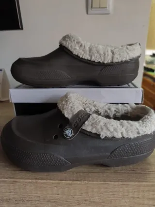 Zuecos Crocs Marrones Forrados Sólo envío