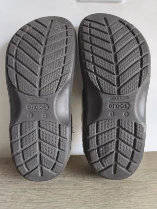 Zuecos Crocs Marrones Forrados Sólo envío