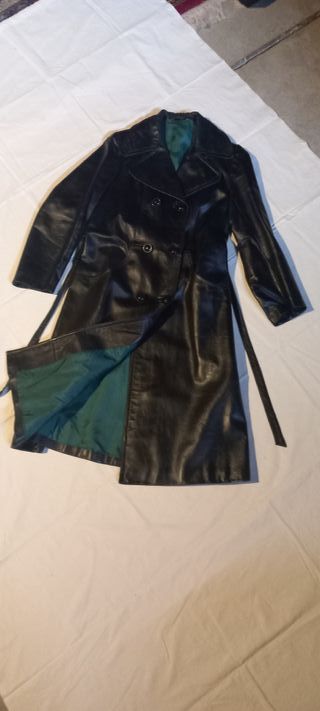 Abrigo largo de piel negro con forro verde