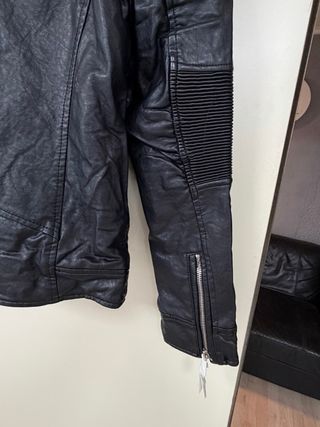 Chaqueta con Capucha Negra y Gris