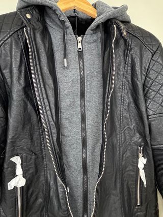 Chaqueta con Capucha Negra y Gris