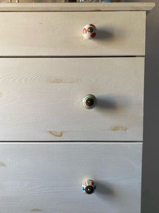 Cómoda de pino Ikea, pintada a mano. Pomos nuevos.