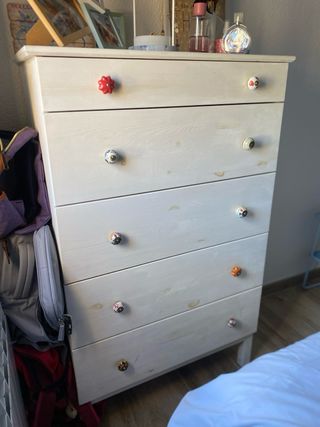 Cómoda de pino Ikea, pintada a mano. Pomos nuevos.
