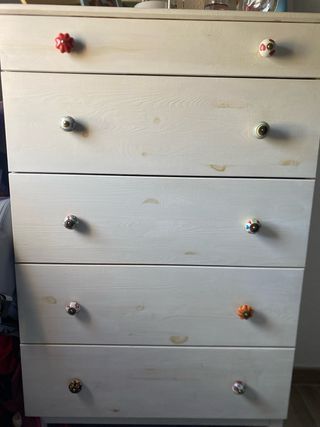 Cómoda de pino Ikea, pintada a mano. Pomos nuevos.