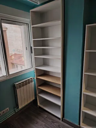 Estantería blanca de madera