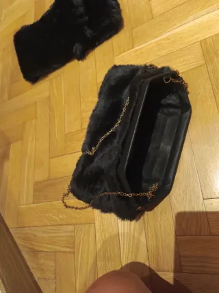 Bolso fiesta pelito negro con estola.